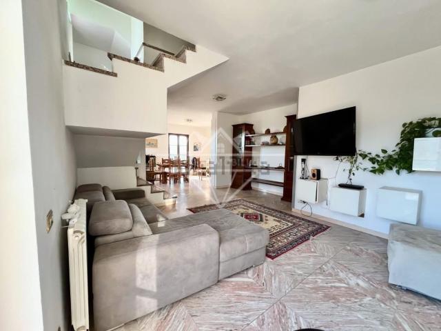 Case e ville in vendita di 300 m² in Via Fossone Alto, 44