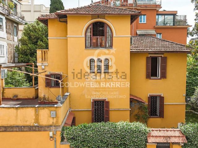 Case e ville in vendita di 300 m² in Via Felice Cavallotti