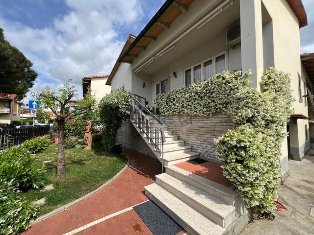 Case e ville in vendita di 300 m² in Via Filippo Turati