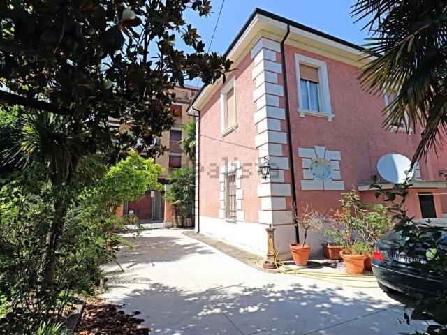 Case e ville in vendita di 300 m² in Via Firenze, 9
