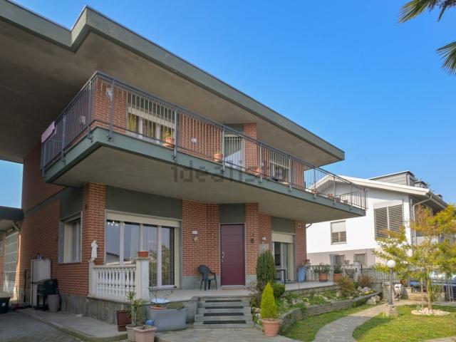 Case e ville in vendita di 300 m² in Via Fratelli Rosselli, 3