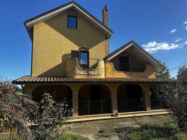Case e ville in vendita di 300 m² in Via Incoronata