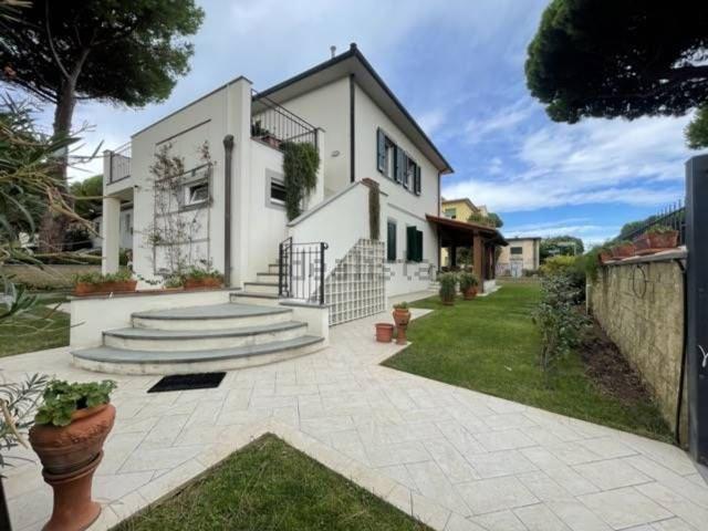 Case e ville in vendita di 300 m² in Via III Novembre, 3