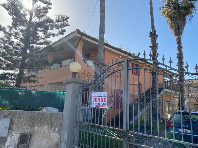 Case e ville in vendita di 300 m² in Via Isole delle Filippine