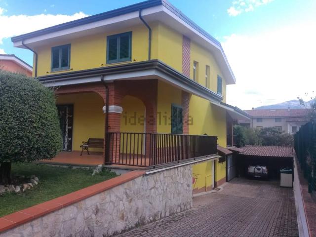 Case e ville in vendita di 300 m² in Via Lazio