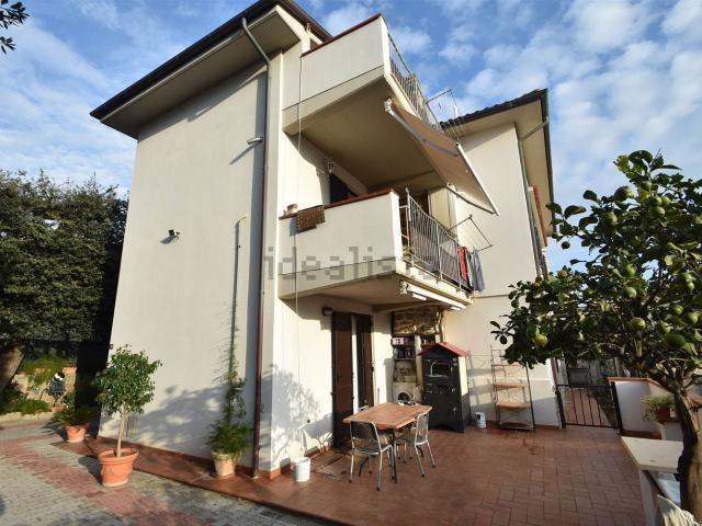 Case e ville in vendita di 300 m² in Via Lago Maggiore