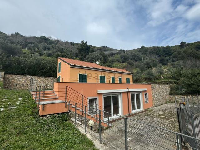 Case e ville in vendita di 300 m² in Via Laiolo
