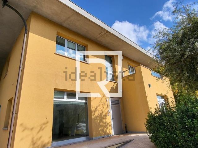 Case e ville in vendita di 300 m² in Via Leucadio Solombrini, 75