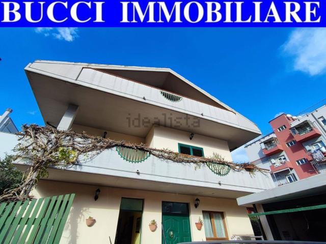 Case e ville in vendita di 300 m² in Via Le Mainarde