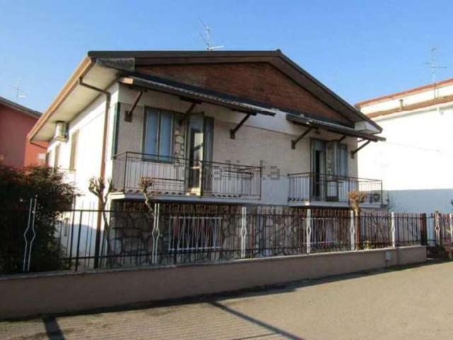 Case e ville in vendita di 300 m² in Via Legnaghese