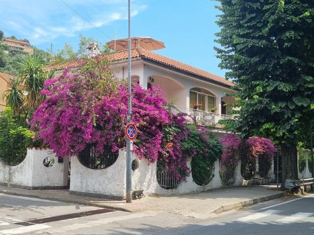 Case e ville in vendita di 300 m² in Via Luciano Veziano, 2