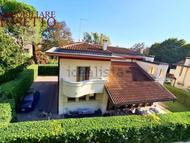Case e ville in vendita di 300 m² in Via Luino, 49