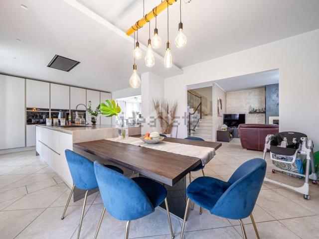 Case e ville in vendita di 300 m² in Via M. D&apos Antona, 9