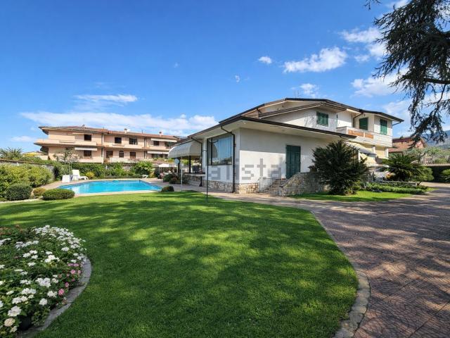 Case e ville in vendita di 300 m² in Via Molina