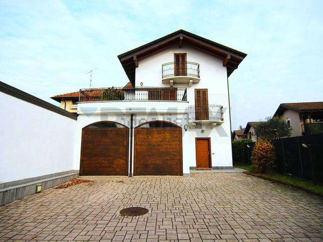 Case e ville in vendita di 300 m² in Via Monte Rosa, 5