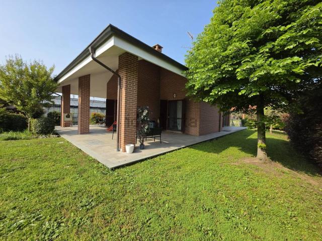 Case e ville in vendita di 300 m² in Via Mario Cora, 3