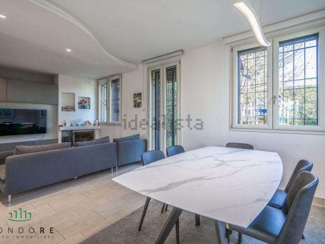 Case e ville in vendita di 300 m² in Via Martiri di Pizzocalvo, 115