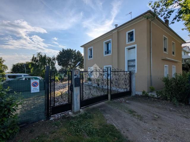 Case e ville in vendita di 300 m² in Via Martiri Focaccia, 3