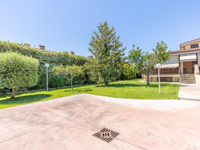 Case e ville in vendita di 300 m² in Via Massa di San Giuliano