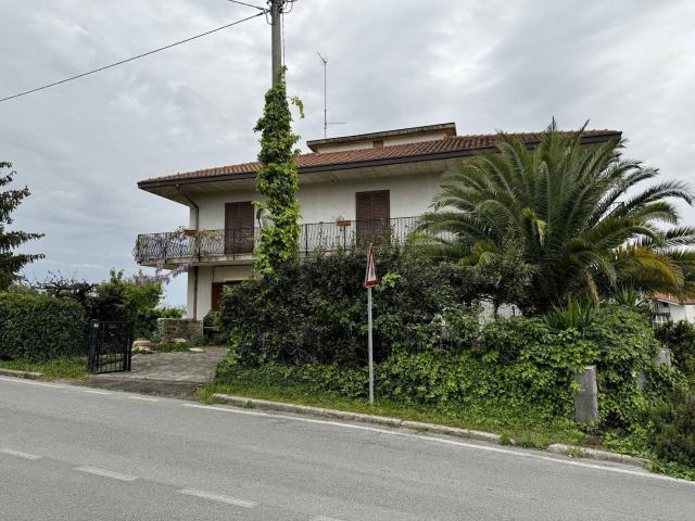 Case e ville in vendita di 300 m² in Via N. Mancini, 35