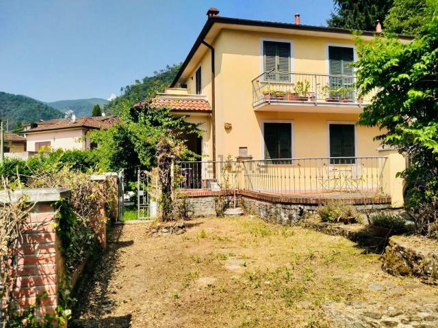 Case e ville in vendita di 300 m² in Via Noceto, 6