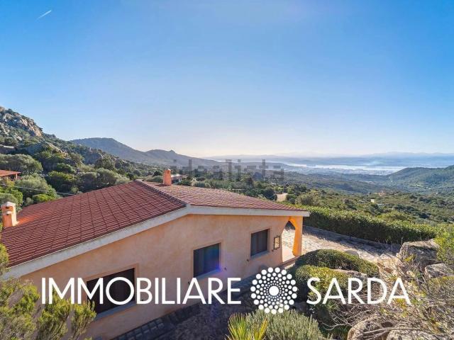 Case e ville in vendita di 300 m² in Via S&apos Iscoglia