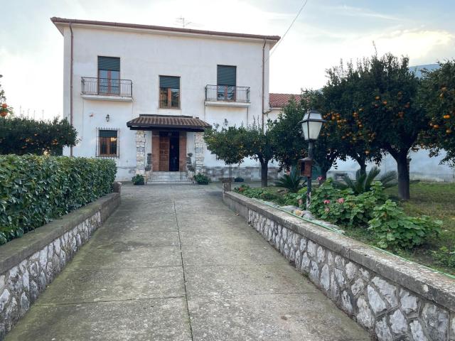 Case e ville in vendita di 300 m² in Via San Martino a Valle