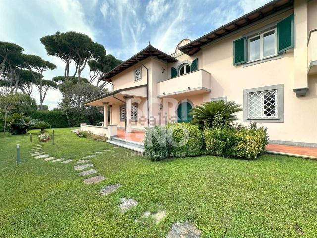 Case e ville in vendita di 300 m² in Via San Camillo