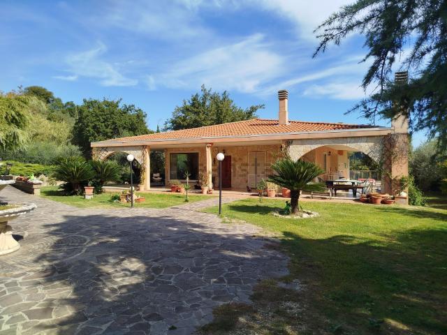 Case e ville in vendita di 300 m² in Via Santa Lucia