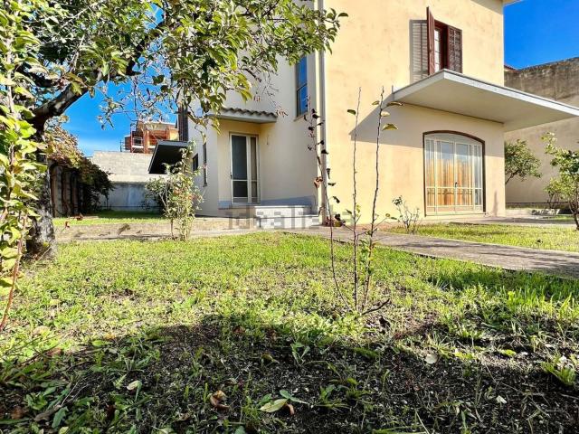 Case e ville in vendita di 300 m² in Via Sassari
