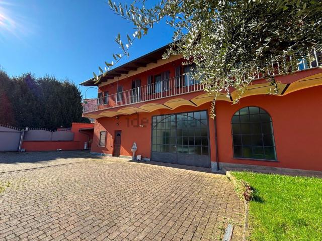 Case e ville in vendita di 300 m² in Via Serralunga, 11