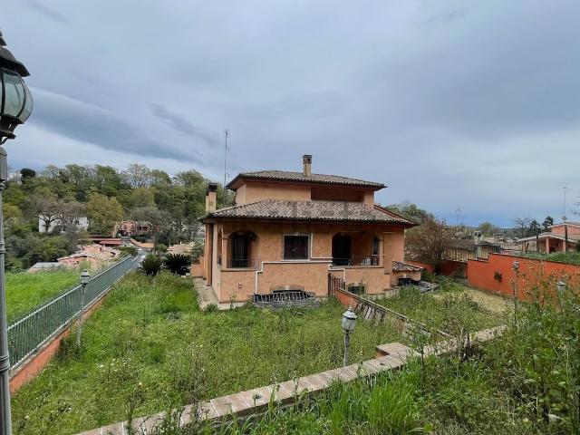Case e ville in vendita di 300 m² in Via Siliqua, 111