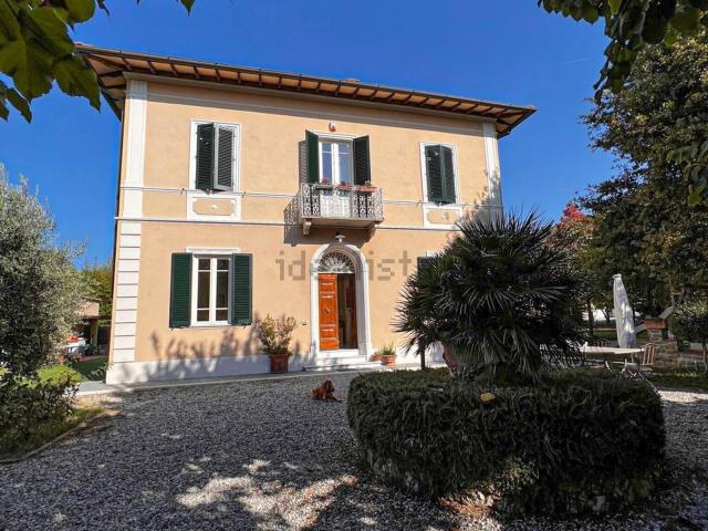 Case e ville in vendita di 300 m² in Via Statale Abetone