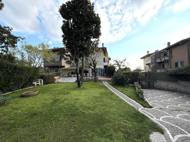 Case e ville in vendita di 300 m² in Via Stesicoro