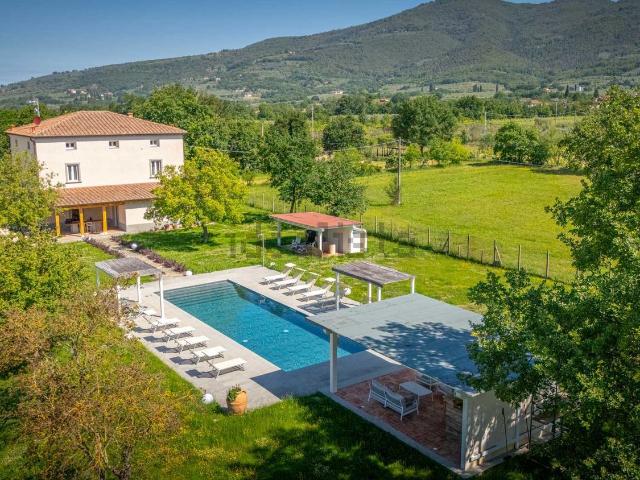 Case e ville in vendita di 300 m² in Via Poggio Bracciolini