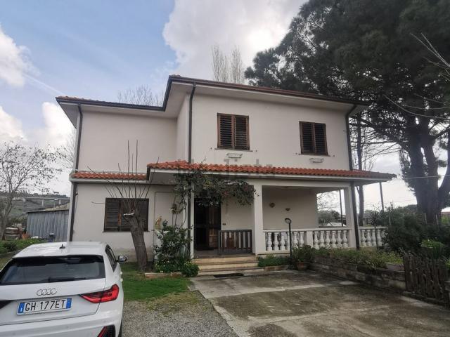 Case e ville in vendita di 300 m² in Via Palmiro Togliatti