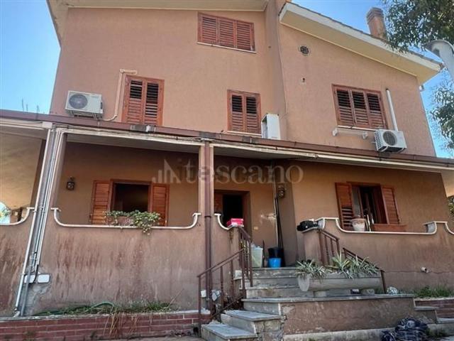 Case e ville in vendita di 300 m² in Via Pellegrino Strobel