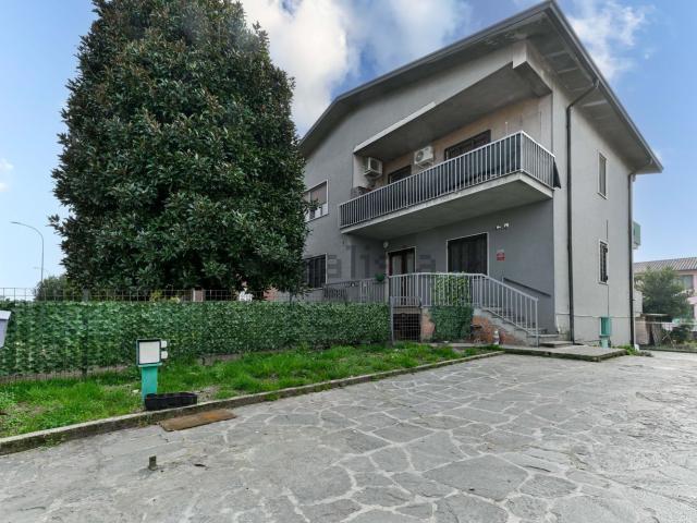 Case e ville in vendita di 300 m² in Via Per Cascina Baroggi, 13