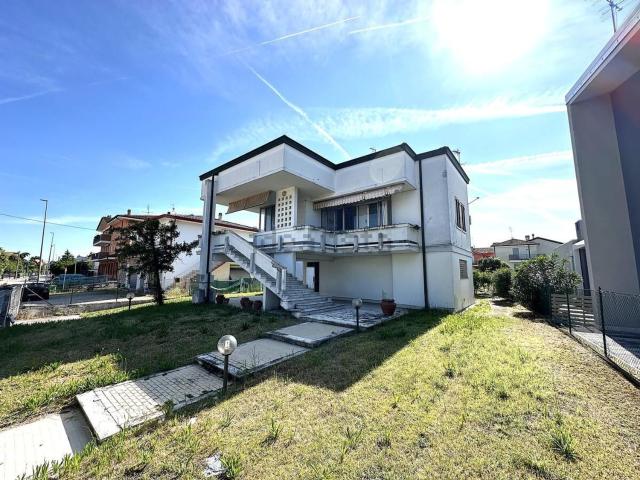 Case e ville in vendita di 300 m² in Via Pineta
