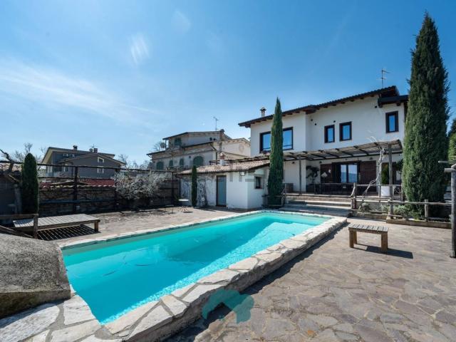 Case e ville in vendita di 300 m² in Via Prati di Mainello