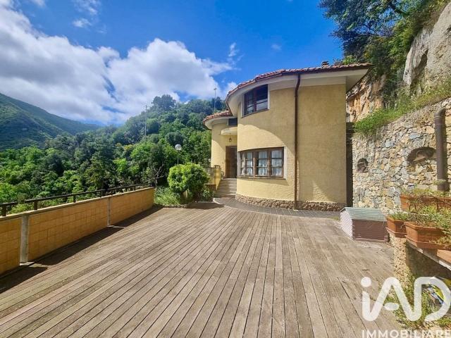 Case e ville in vendita di 300 m² in Via Privata Ciapai