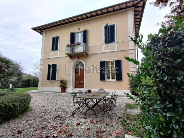 Case e ville in vendita di 300 m² in Via Privata di Corliano