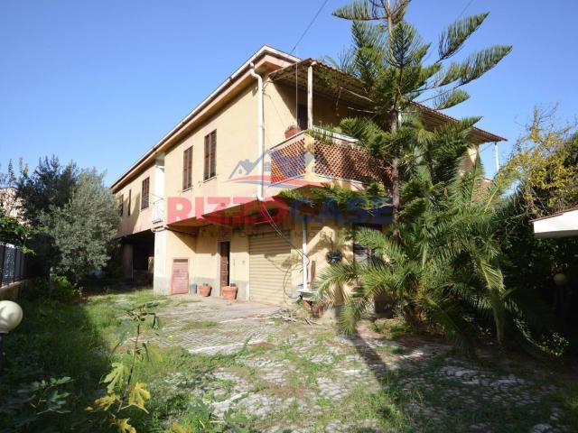 Case e ville in vendita di 300 m² in Via Provinciale