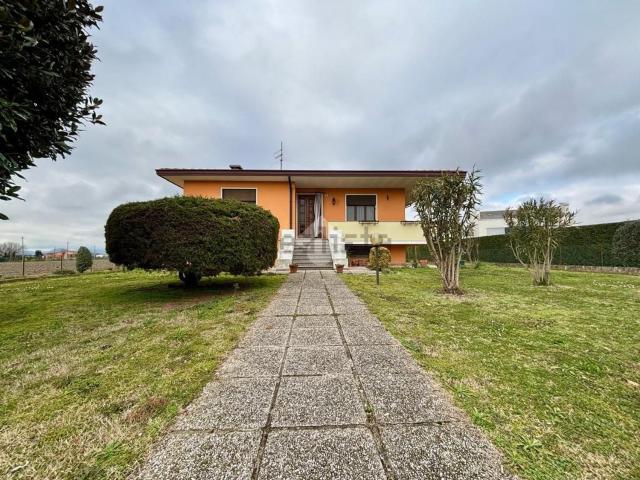 Case e ville in vendita di 300 m² in Via Rezzole, 39
