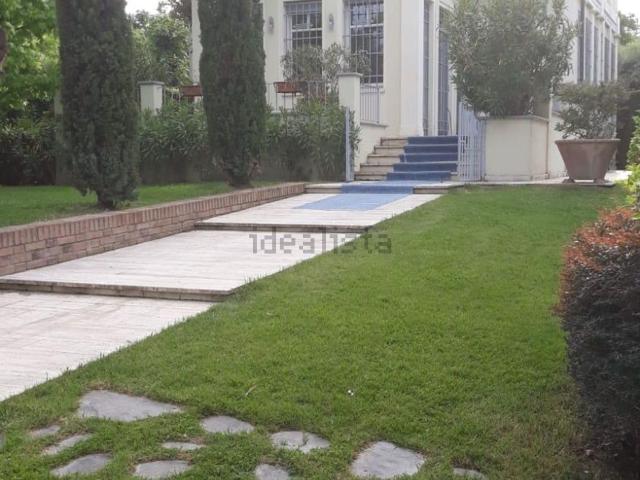 Case e ville in vendita di 300 m² in Via recanata