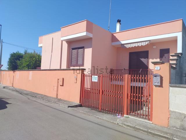 Case e ville in vendita di 300 m² in Via T. Minniti, 86