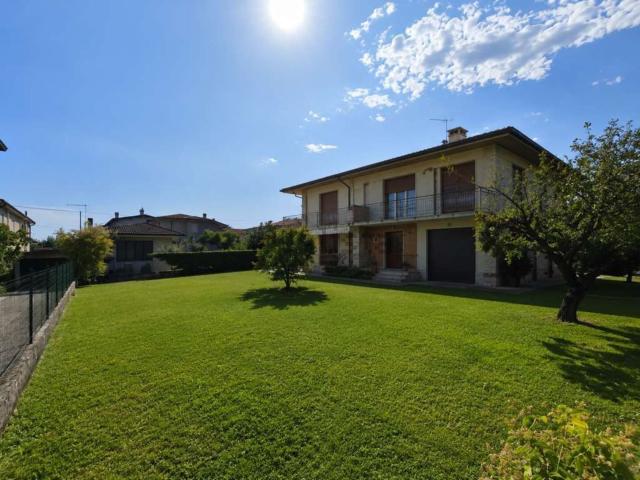 Case e ville in vendita di 300 m² in Via Trieste, 92