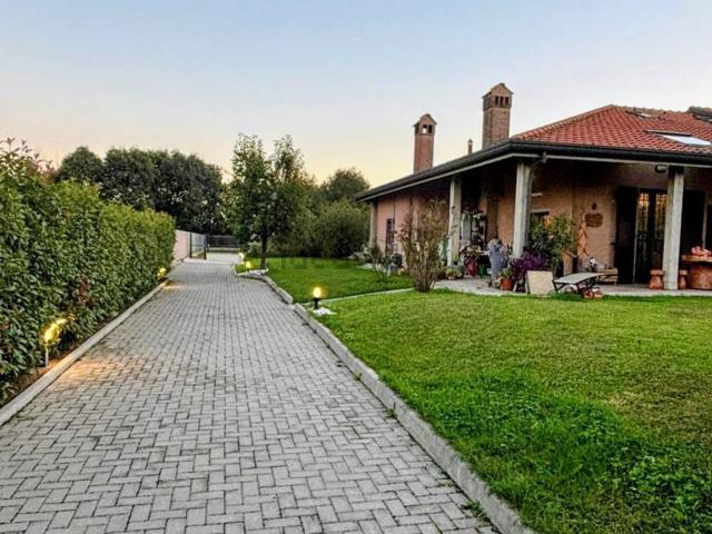Case e ville in vendita di 300 m² in Via Valassina, 182