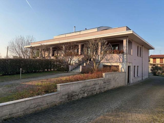 Case e ville in vendita di 300 m² in Via Vallere, 339