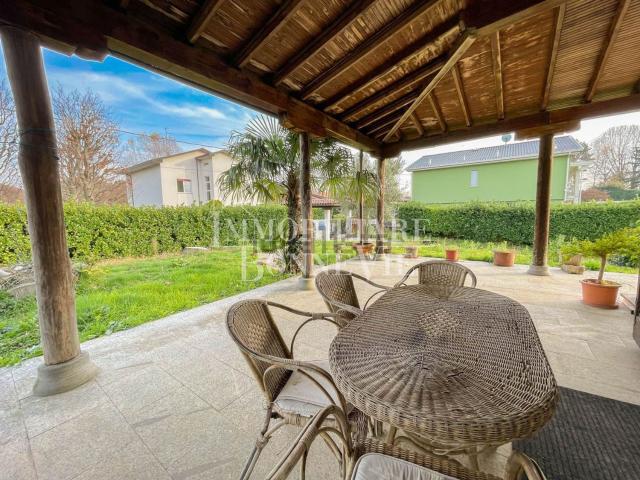 Case e ville in vendita di 300 m² in Via Varese, 1